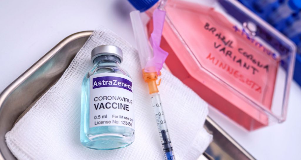 Vial de vacuna de AstraZeneca listo para inyección. No paren la vacunación. 