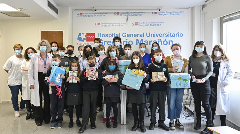 Los niños entregan regalos a los pacientes de Geriatría del Gregorio Marañón