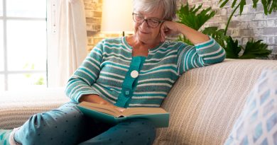 Mujer con demencia leyendo