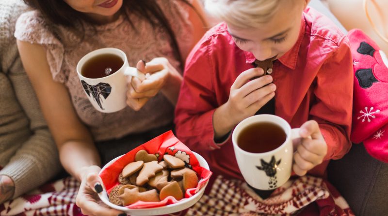 niños comiendo en navidad